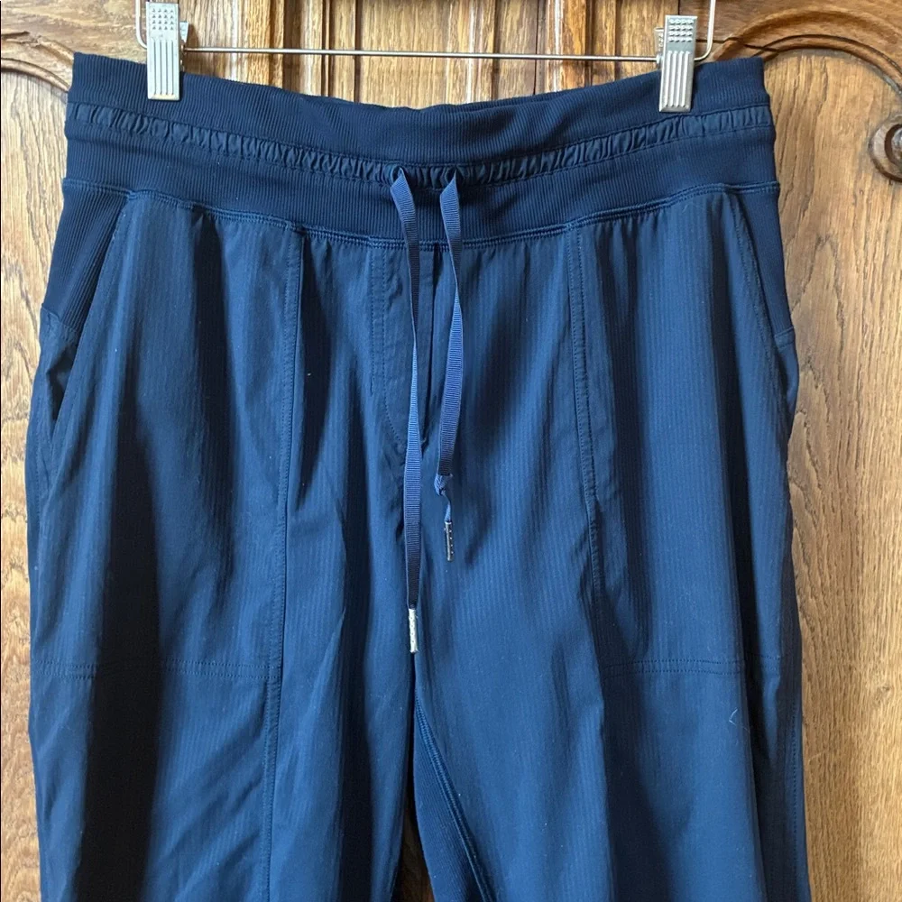 Lululemon On The Fly Pant Size 8 Navy 25” Cropped Pull On Work Travel